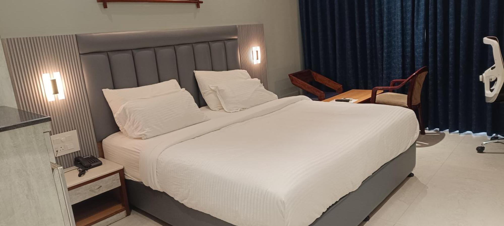 Hotel Lee Garden Near To Blue Flag Beach 500 Mtrs Пурі Екстер'єр фото